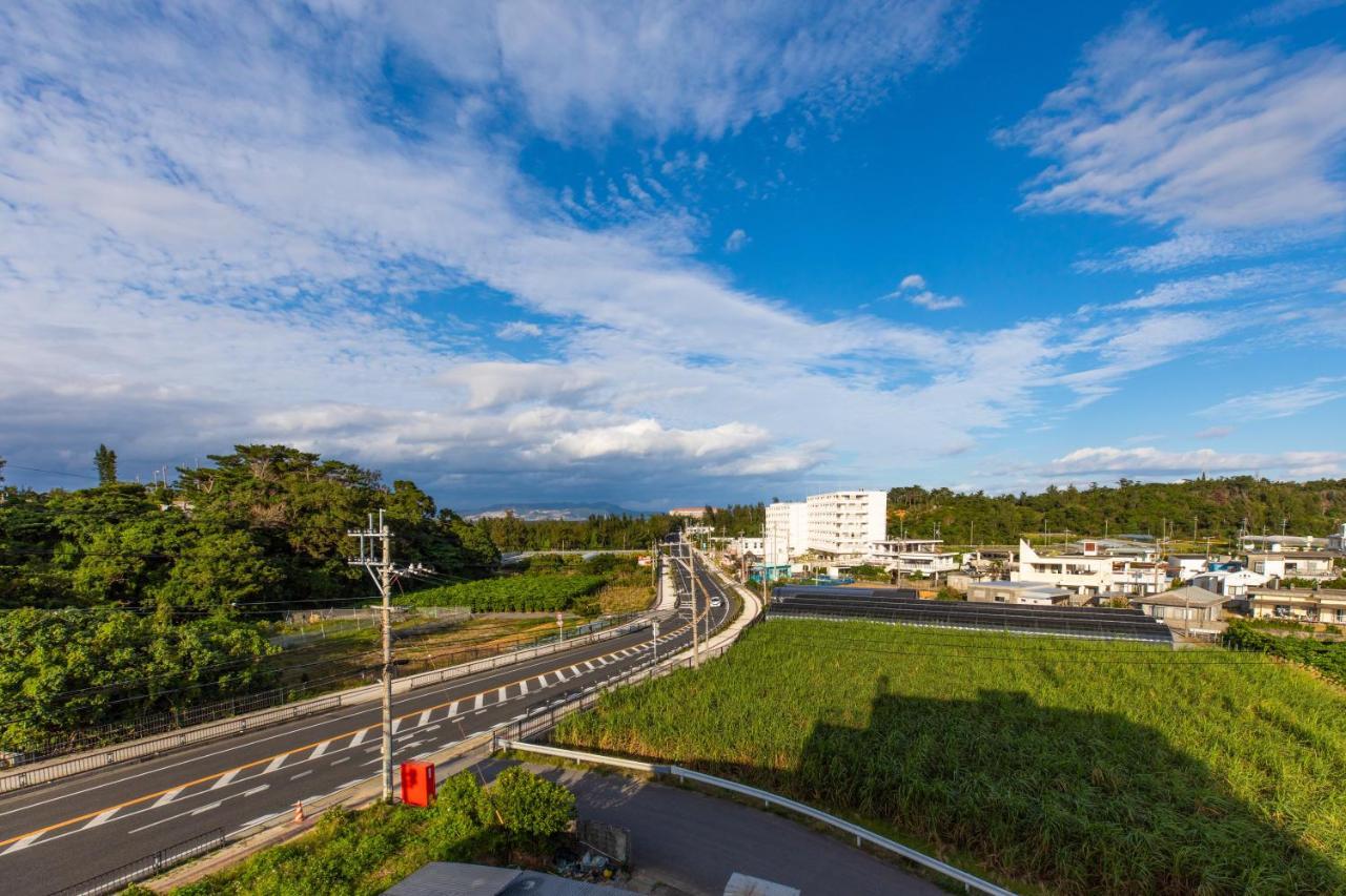 Aparthotel Mr Kinjo 万座ビーチ前 Onna Esterno foto